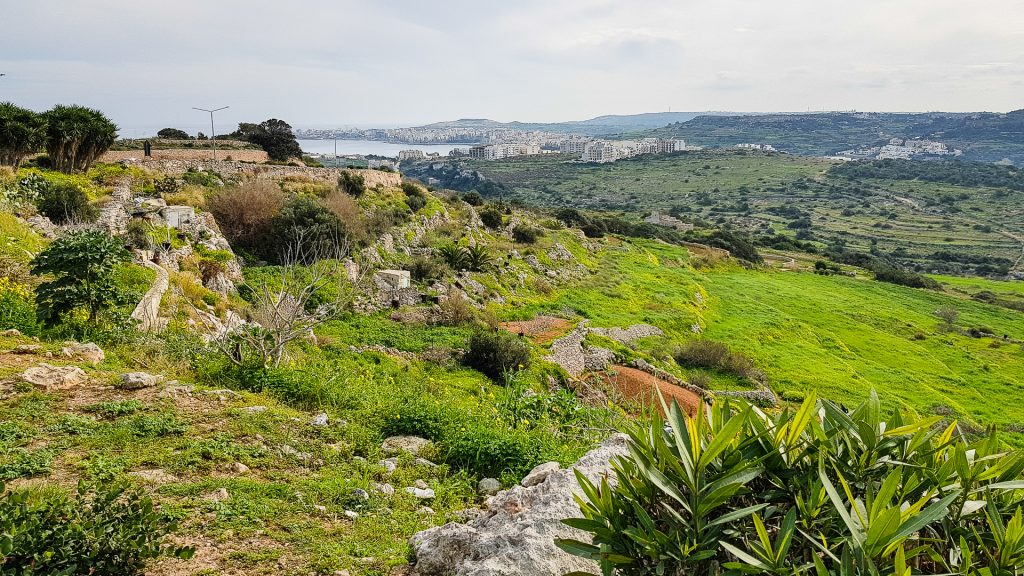 Pohlad na mesto Bugibba z kopcov na ostrove Malta