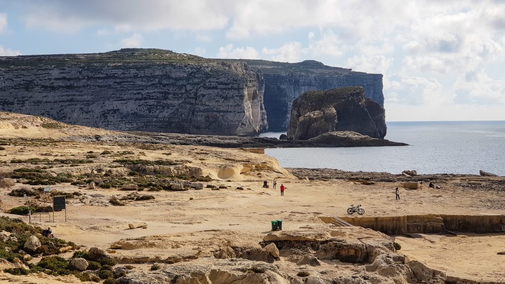 Skalny utes nad morom na ostrove Gozo