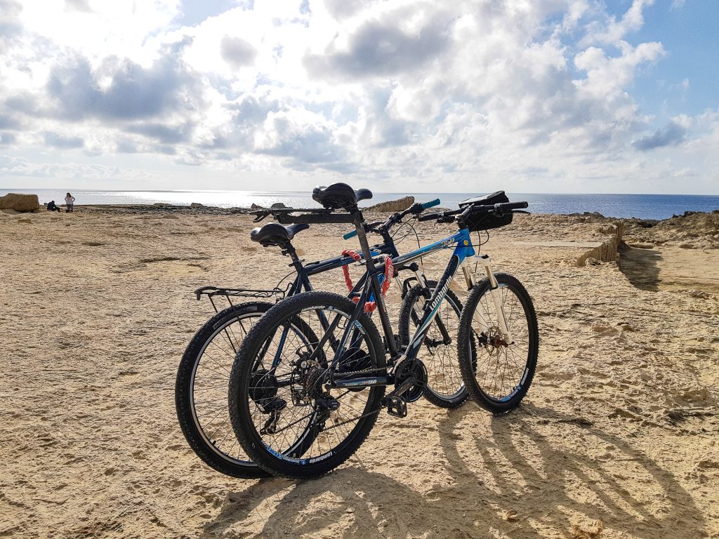 Morske pobrezie pri Azure Window na ostrove Gozo a nase bicykle
