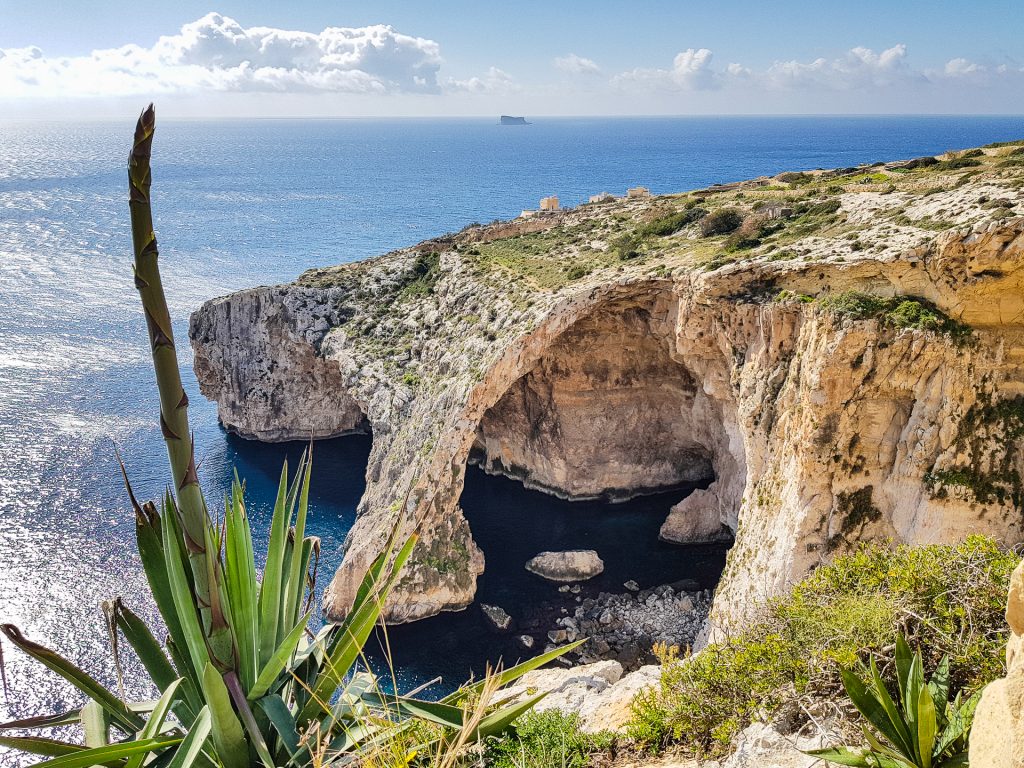 Skalny utvar Blue Grotto na juznom pobrezi Malty