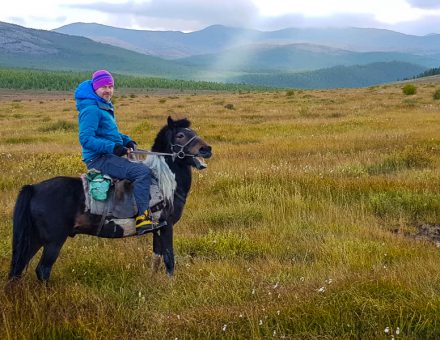 Na konoch v Mongolsku