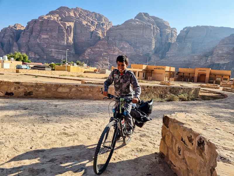 Chlapec na bicykli v Jordansku