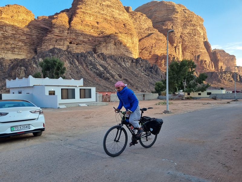 Majitel hostela v dedinke Rum v Jordansku na bicykli