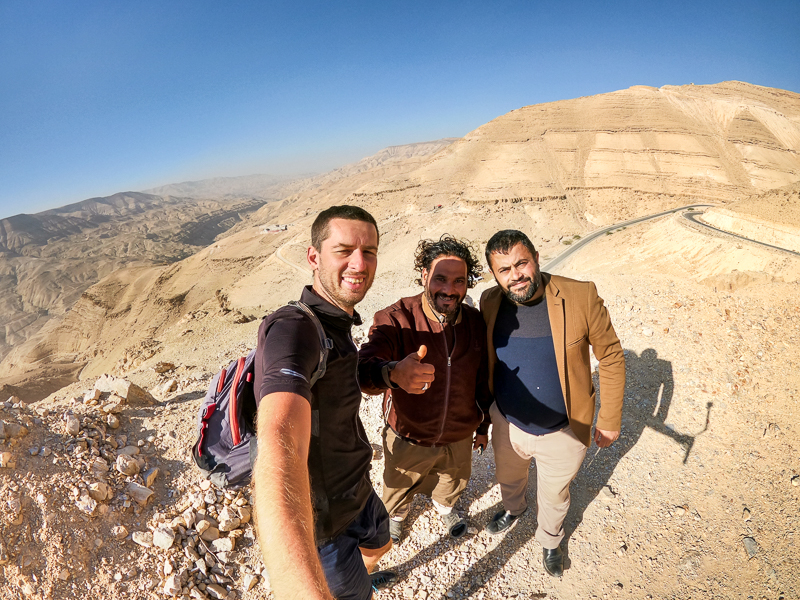 Wadi Mujib v Jordansku a dvaja hostitelia, ktori pozvali na jedlo