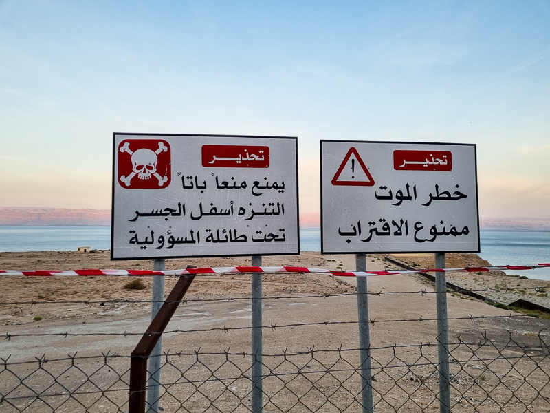 Varovne tabule pri Mrtvom mori