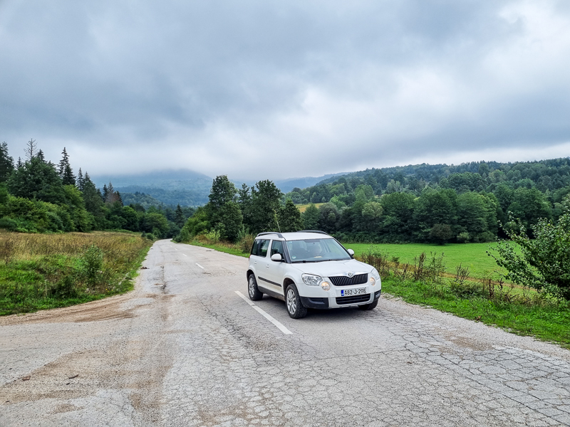 Sofer spi uprostred cesty v Bosne a Hercegovine