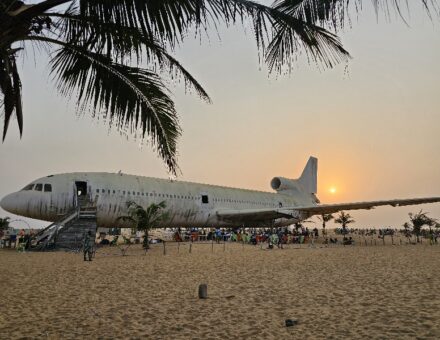 Lietadlo na plazi v Cotonou