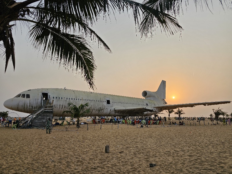 Lietadlo na plazi v Cotonou